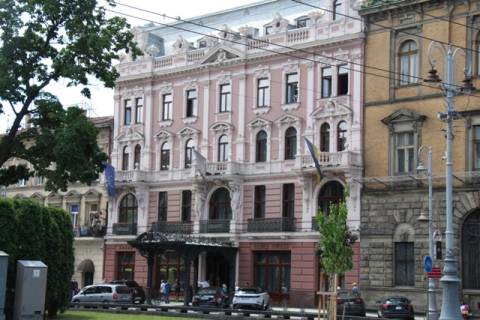 Низка готелів Львова торік платила своїм працівникам мінімальну зарплату
